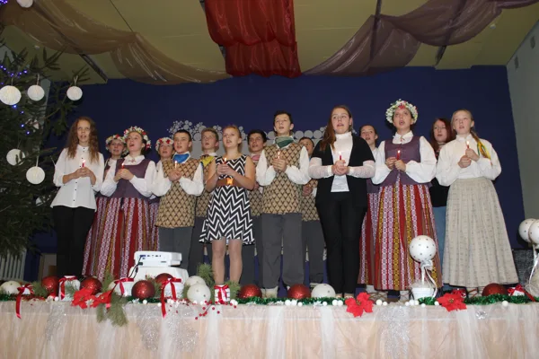 Ar skaistu un sirsnīgu koncertu un dāvānām senioriem mūs priecēja Augstkalnes vsk.skolēni un skolotāji.